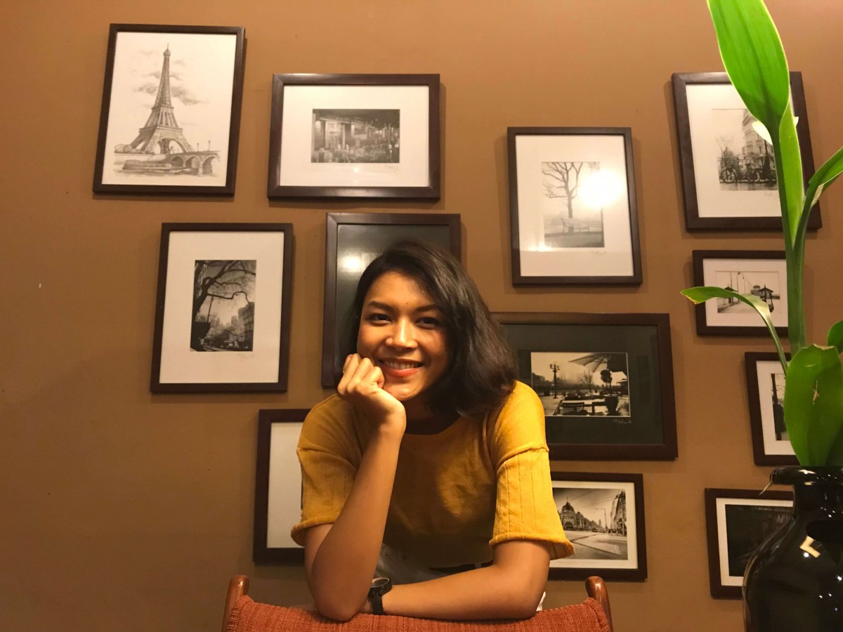 Vira menggambar matahari sebagai simbol sumber cahaya kehidupan di albumnya.